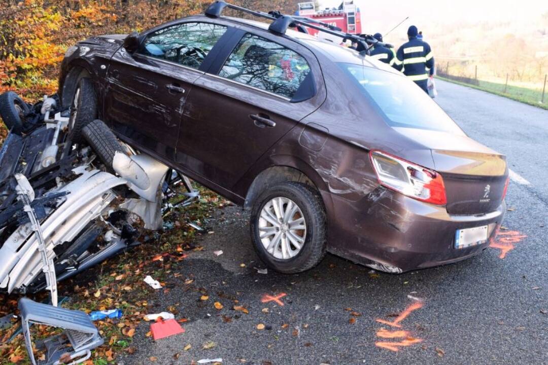 Foto: V Jelšave došlo k desivej nehode. Autá sa stali neovládateľnými, skončili na hromade