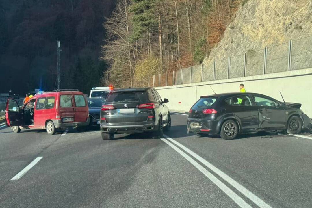 Foto: V smere na Donovaly došlo k dopravnej nehode viacerých áut