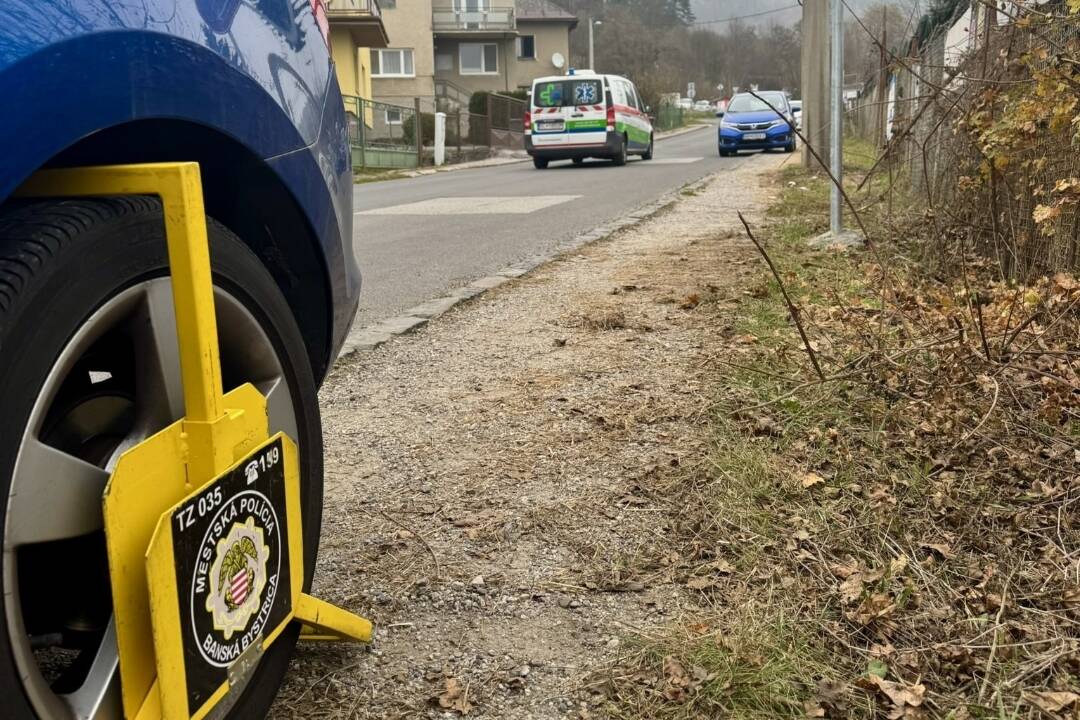 Foto: Stavba nemocnice komplikuje dopravu. Parkovaniu na tejto ulici v Bystrici sa radšej vyhnite, ak nechcete pokutu