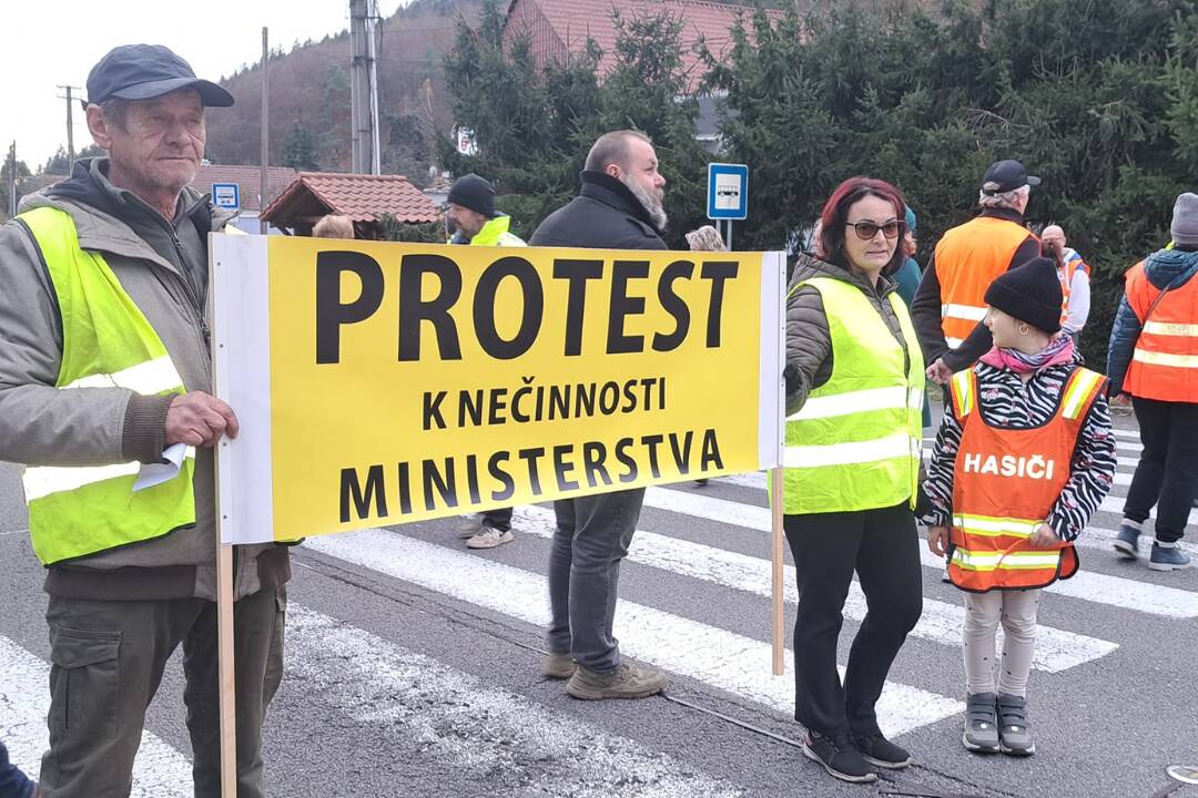 FOTO: V obci pri Žiari nad Hronom sa protestovalo. Cestu zablokovali nespokojní obyvatelia