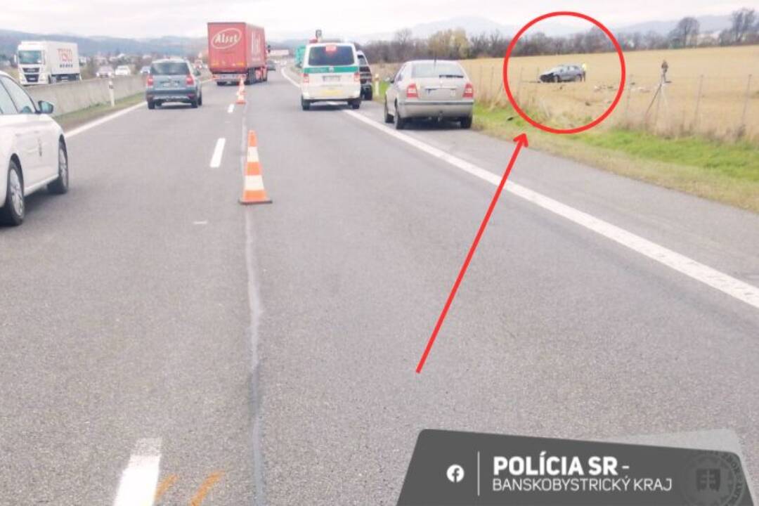 Foto: Polícia hľadá svedkov nehody na R1 pri Bystrici, ku ktorej došlo vo štvrtok poobede