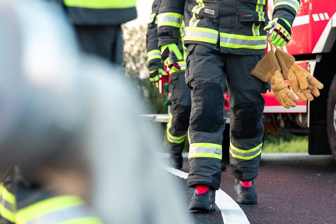 Foto: V okrese Brezno zasahujú hasiči, likvidujú požiar lesného porastu