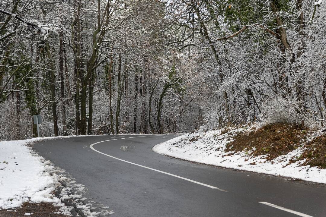 Foto: Sneženie v Banskobystrickom kraji skomplikovalo dopravu. Vodiči sa do snehu vybrali v letných pneumatikách