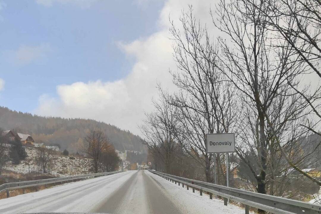 Foto: Poľadovica a sneh komplikujú dopravnú situáciu v Banskobystrickom kraji. Prinášame aktuálny stav kritických úsekov