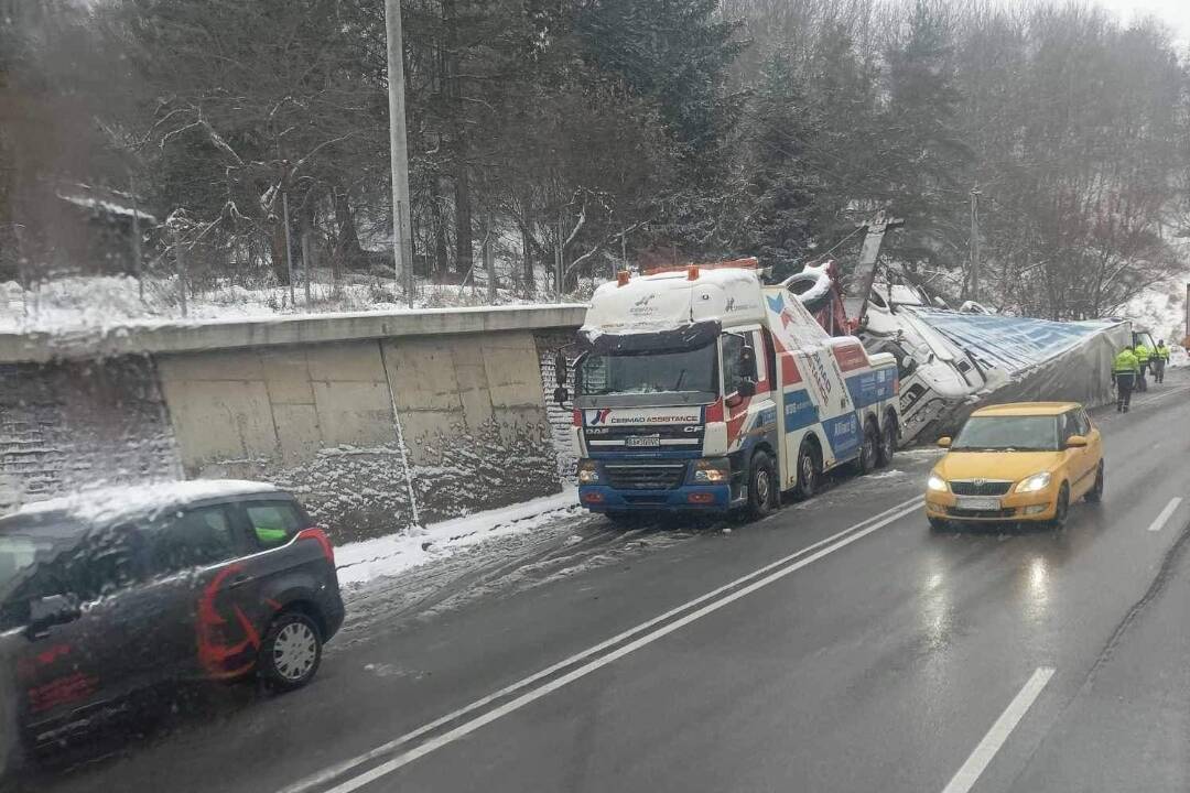 Foto: V Kremnických Baniach skončil kamión prevrátený na streche, pred Valaskou sa autobus ocitol v priekope