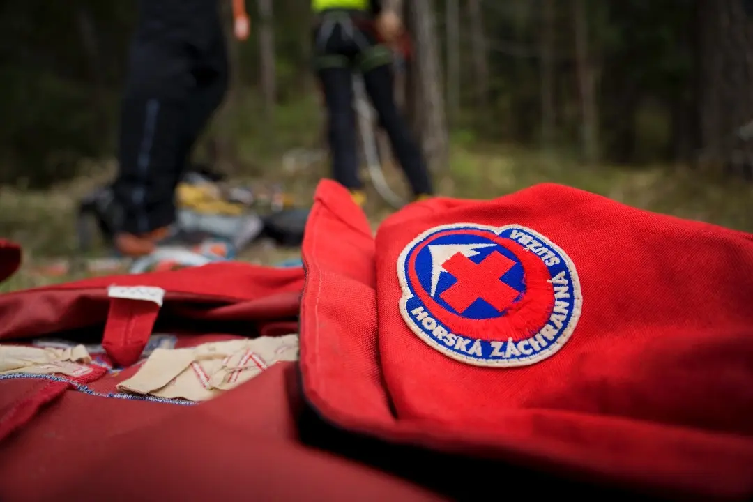 Foto: Horskí záchranári pomáhali v Kremnických vrchoch 74-ročnej žene. Nešťastne sa pošmykla a utrpela úraz hlavy