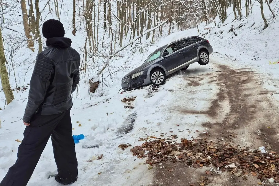 Foto: Na ceste z Krupiny do Svätého Antona zišlo auto z cesty. Úsek je neprejazdný