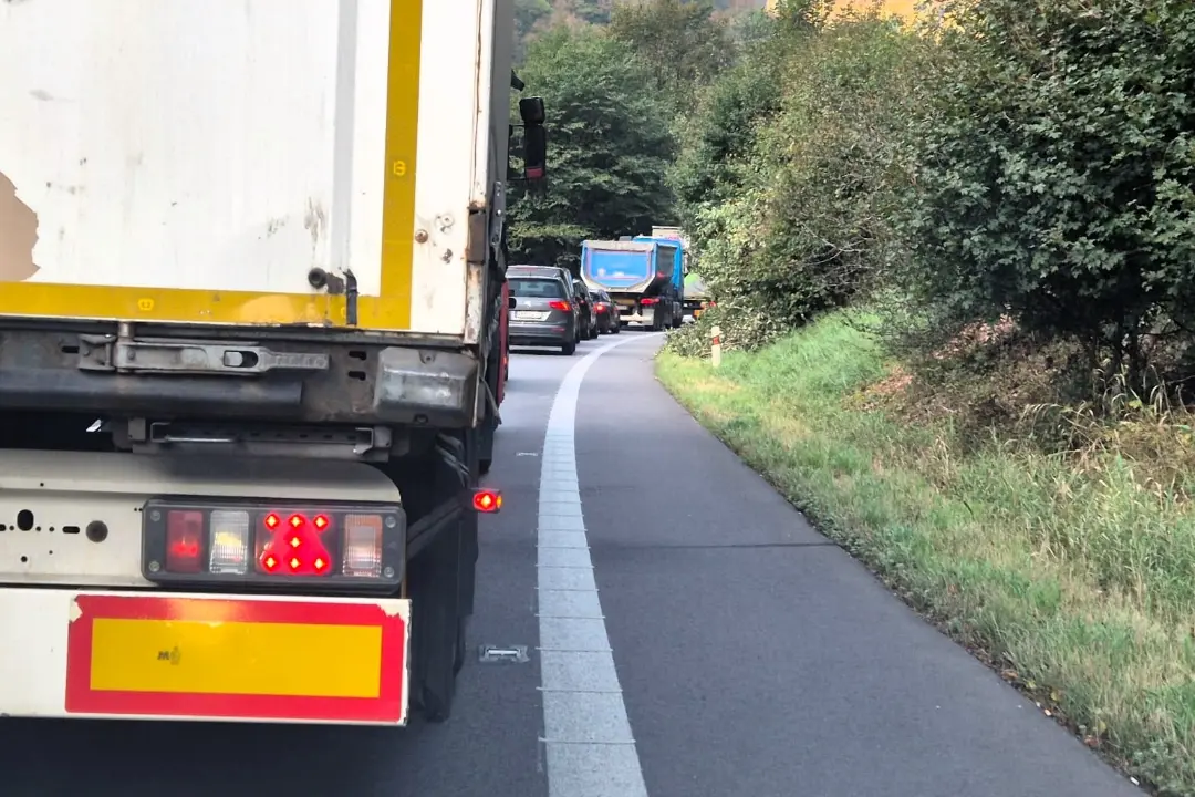 Foto: Na Tajovského ulici si niekoľko minút počkáte. V Bystrici sa tvoria kolóny, Šalková je však prejazdná