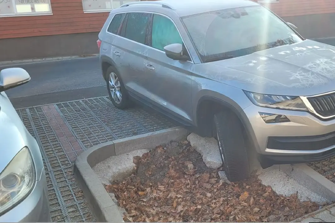 Foto: Nové parkovisko v banskobystrickom okrese zatiaľ spôsobilo viac škody, ako úžitku. Autá padajú do jamy