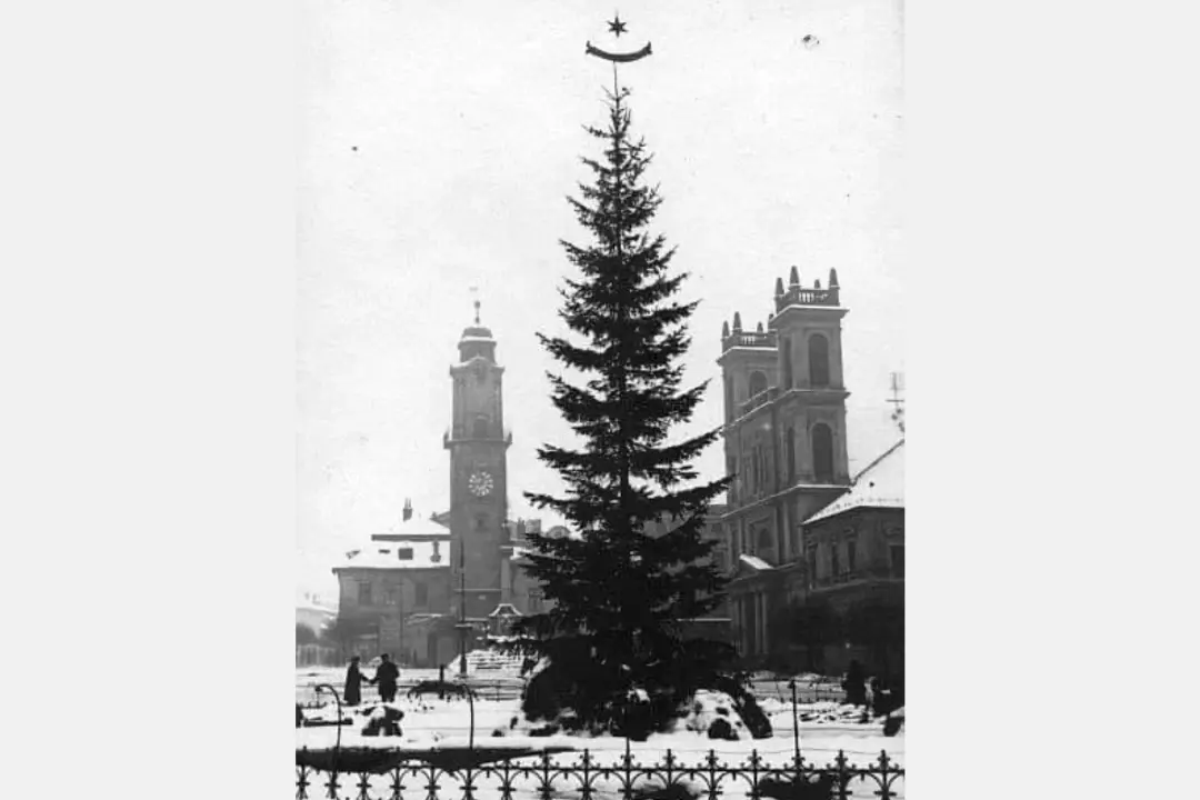 Foto: Vedeli ste, že najstarší svietiaci vianočný stromček na Slovensku sa týčil pod Urpínom?