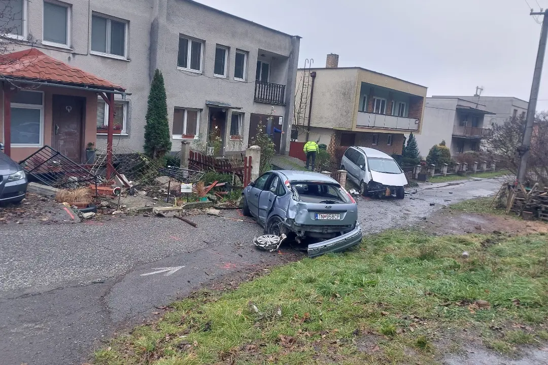 FOTO: Vodič v Hronskom Beňadiku zbúral plot aj dve autá a ušiel. Takú smršť ste nevideli