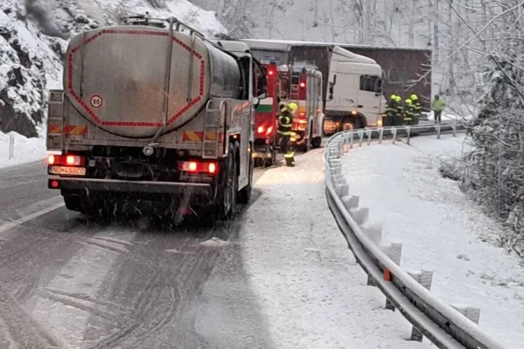 Foto: Na Šturci je v piatkové ráno rušno. Snehová nádielka komplikuje dopravu, odstraňovali z cesty už aj kamión