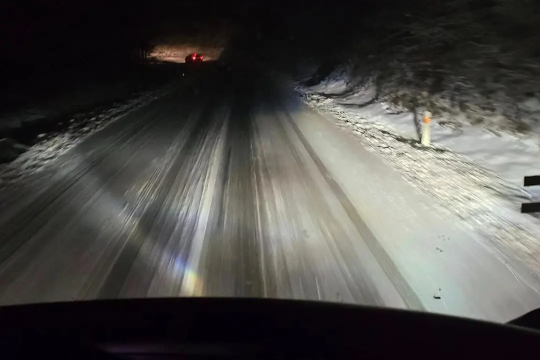 Foto: Na viacerých miestach Banskobystrického kraja cez noc nasnežilo. Meteorológovia hlásia viaceré výstrahy