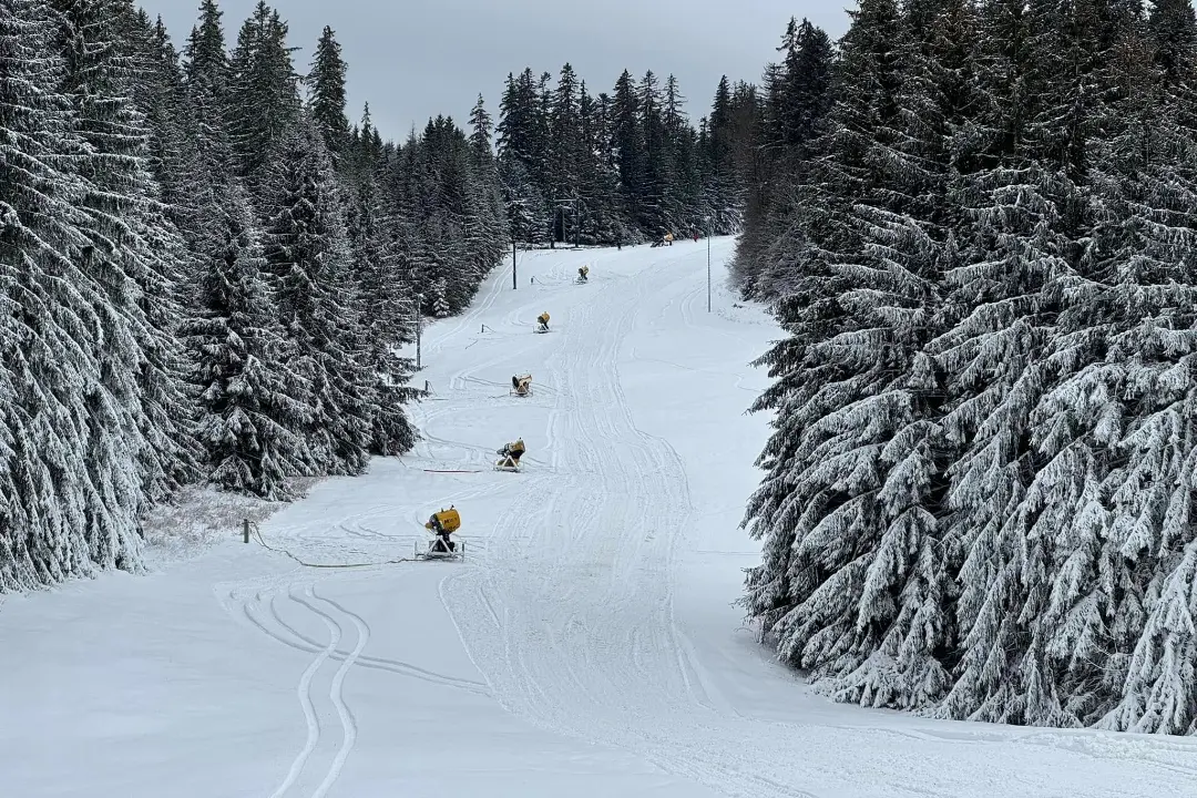 Foto: V piatok bude cesta na Donovaly ešte rušnejšia. Prvý lyžiari zahajujú sezónu, otvorené je aj večerné lyžovanie