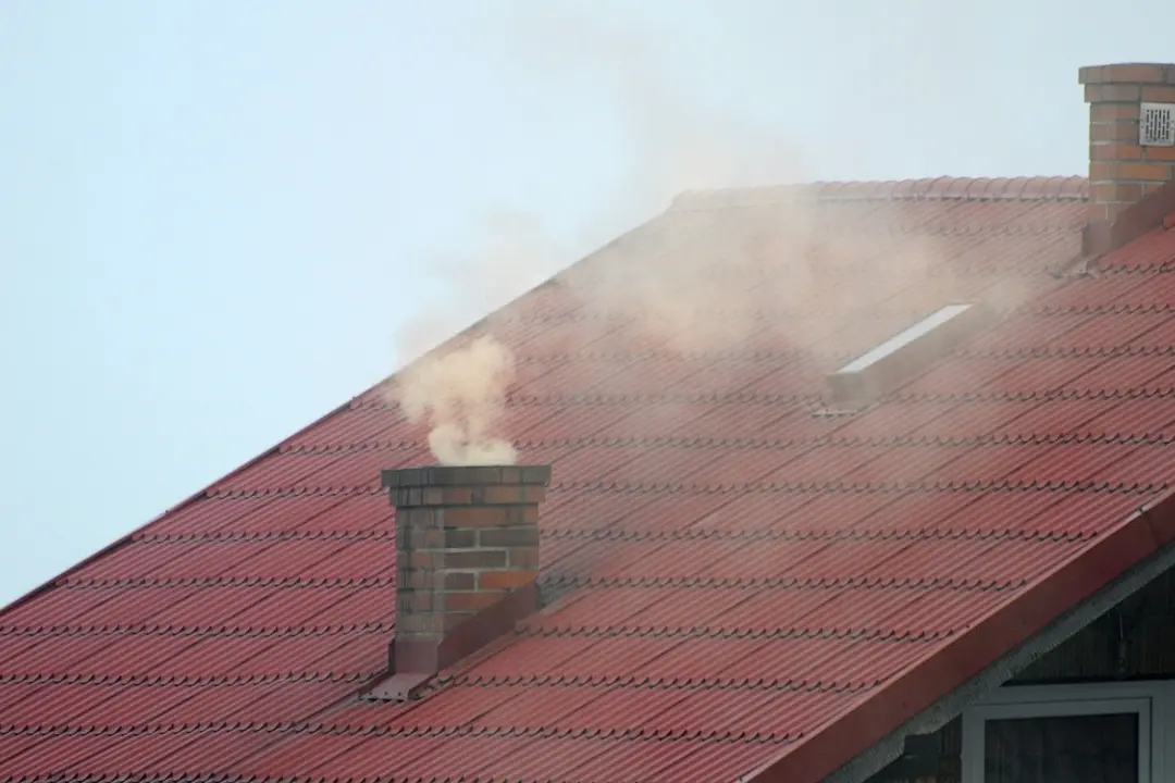 Foto: Jelšava bojuje so smogom, radia obmedziť pobyt vonku aj vetranie. Tento rok zaznamenali 151 hodín výstrahy