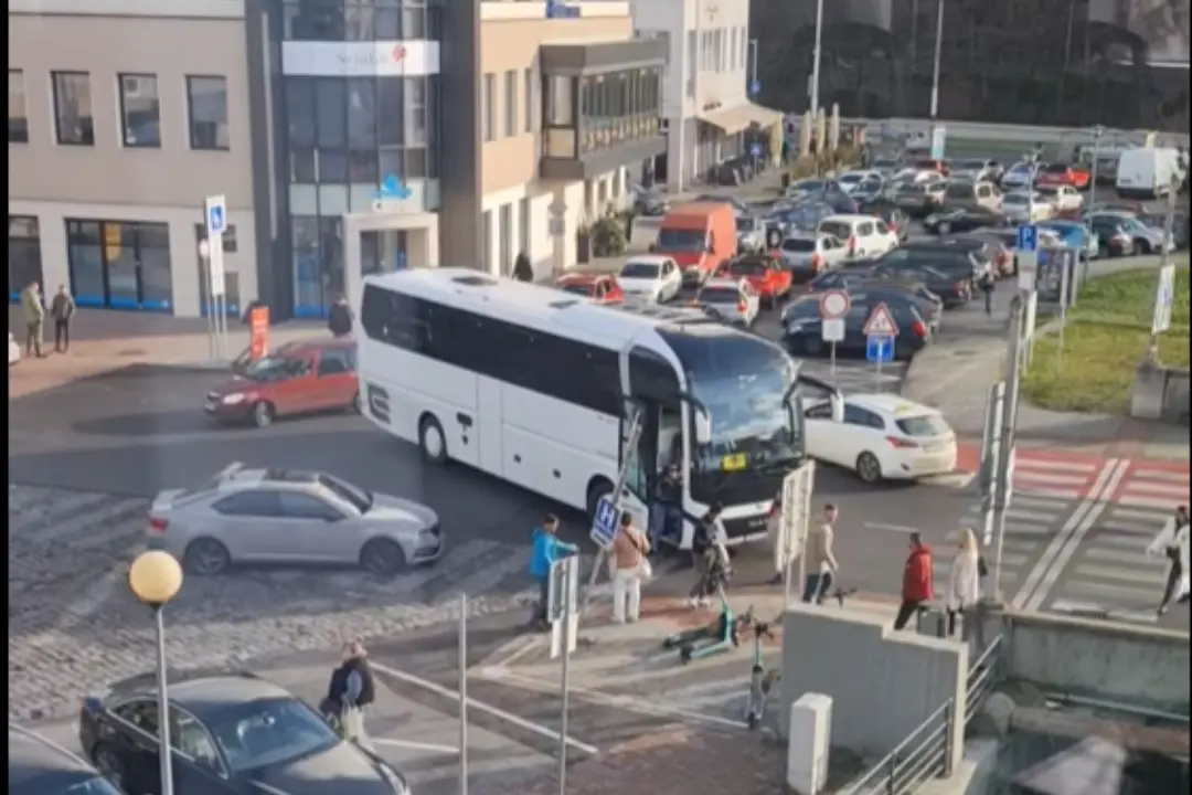 VIDEO: Na Huštáku v Banskej Bystrici sa zasekol autobus. Blokoval všetky jazdné pruhy