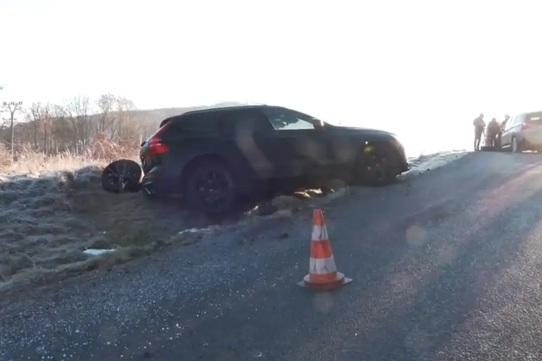 Foto: V okrese Zvolen došlo ku kurióznej nehode: Protiidúce auto narazilo do vozidla, v ktorom sedel ženích a nevesta