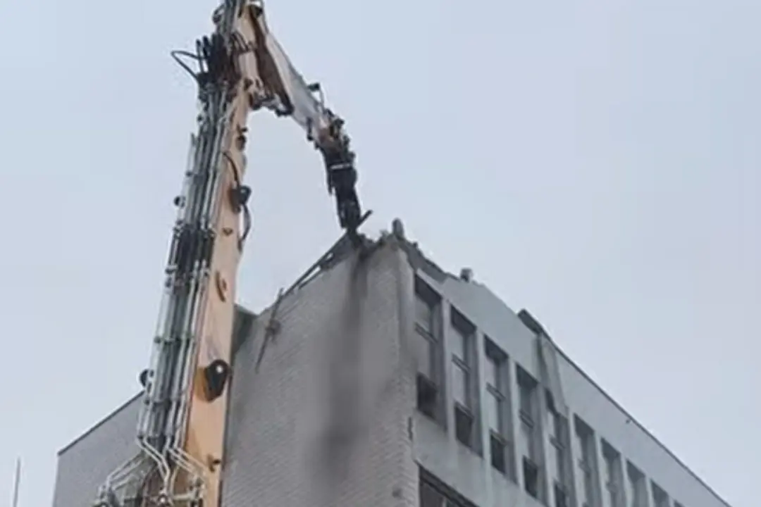 Foto: VIDEO: História mizne pred očami. Posledná administratívna budova nemonice v Bystrice padá k zemi