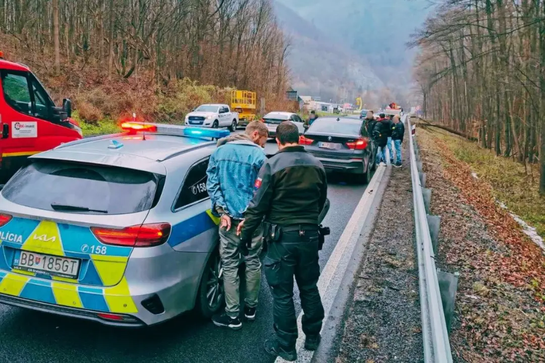 Foto: Muž z Fiľakova v podmienke a pod vplyvom drog šoféroval ukradnuté auto BMW, už sa spovedá polícii