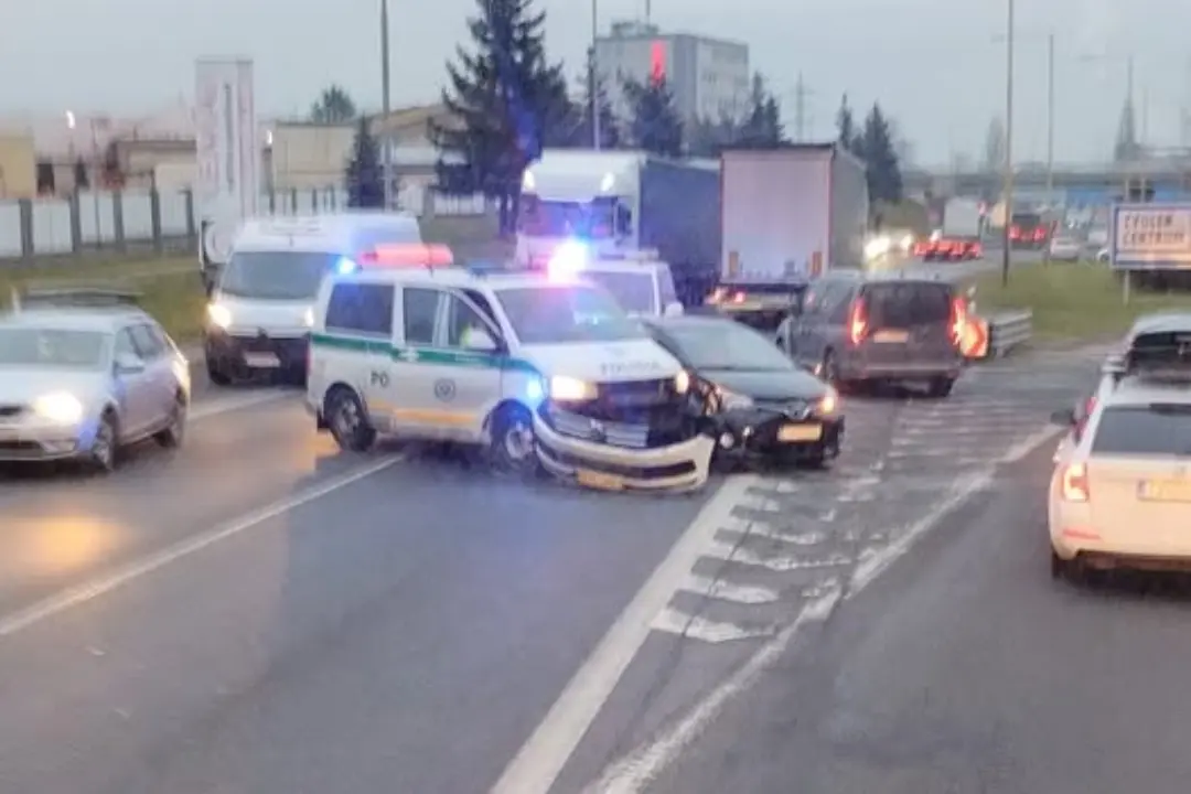 Foto: Policajti havarovali vo Zvolene s osobný vozidlom: Nehoda komplikuje dopravu v jednom pruhu 