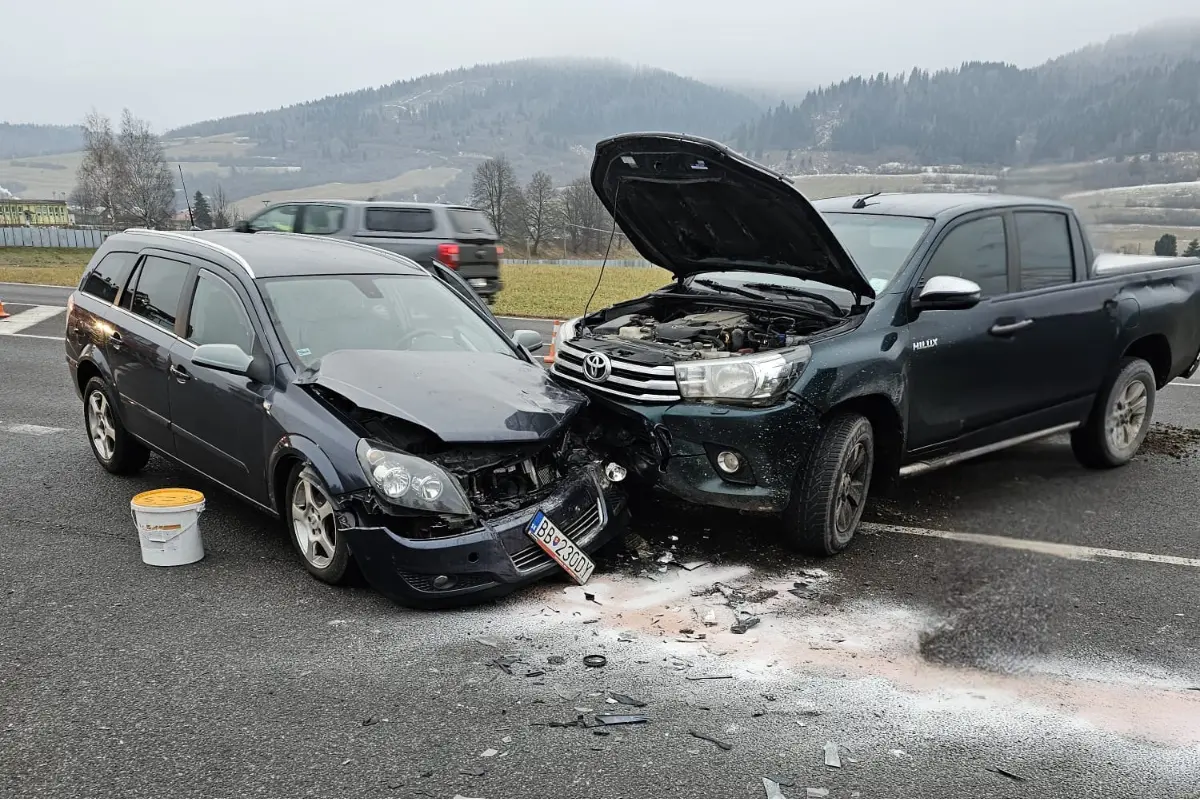 FOTO: Neďaleko Brezna došlo k dopravnej nehode. Zranili sa dve osoby