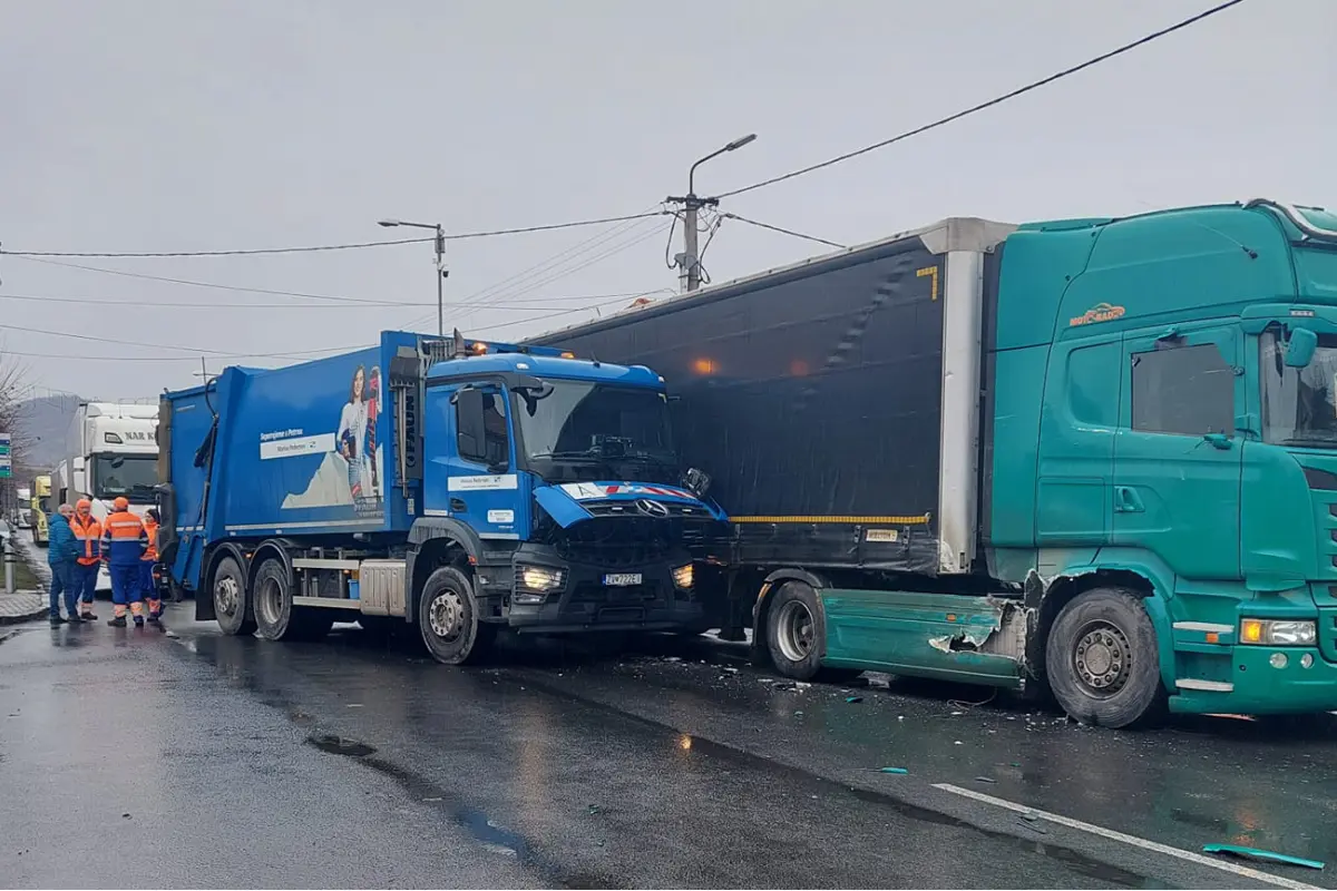 Foto: V Krupine sa zrazil kamión s nákladným autom. Úsek môžete obísť okolitými ulicami