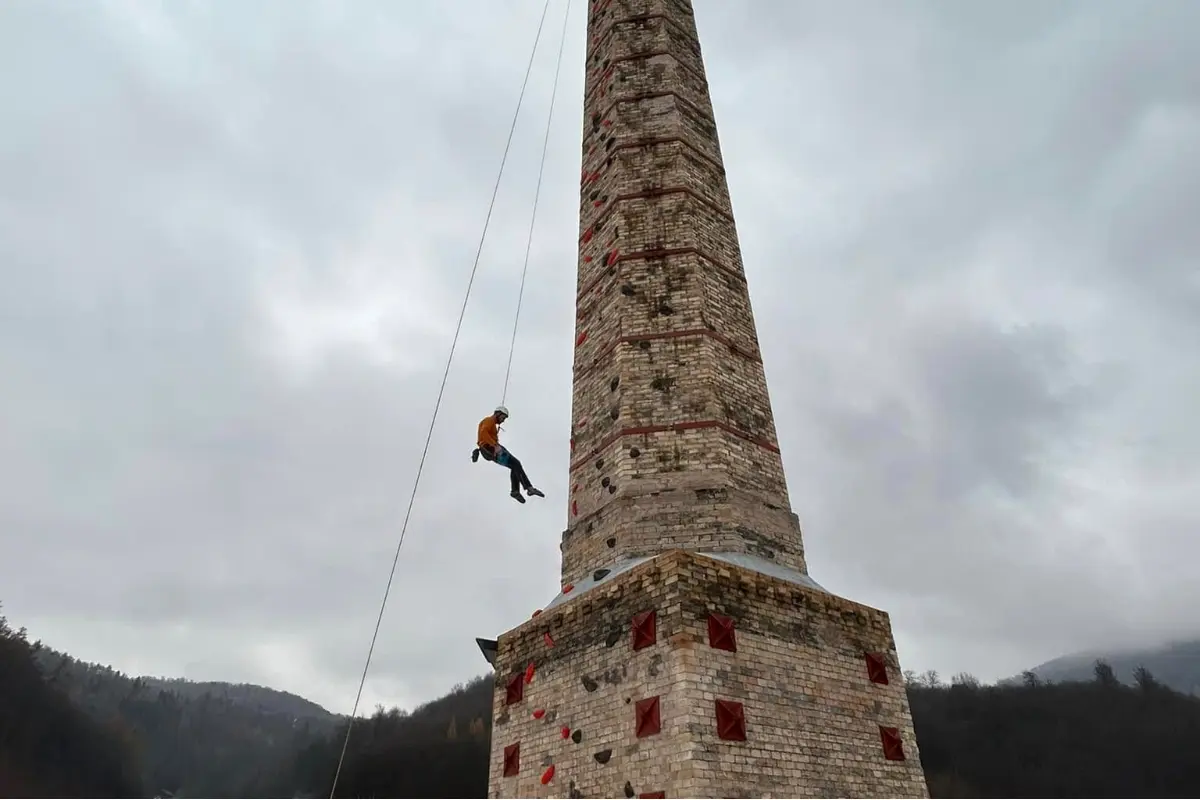 Foto: VIDEO: Pri Poltári vznikol celoeurópsky unikát. Lezeckú stenu vytvorili priamo na komíne starom 237 rokov