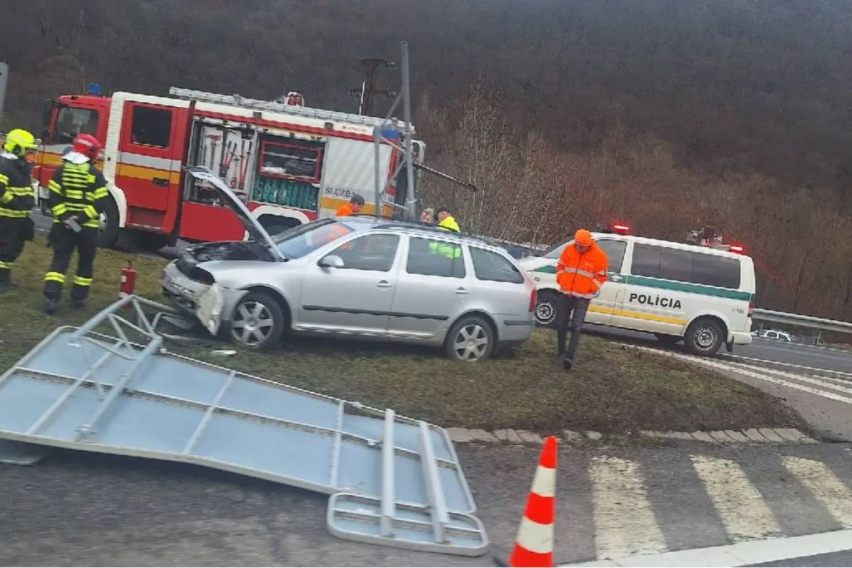 Foto: Dopravná nehoda na R1 za Zvolenom: Premávka je čiastočne obmedzená 