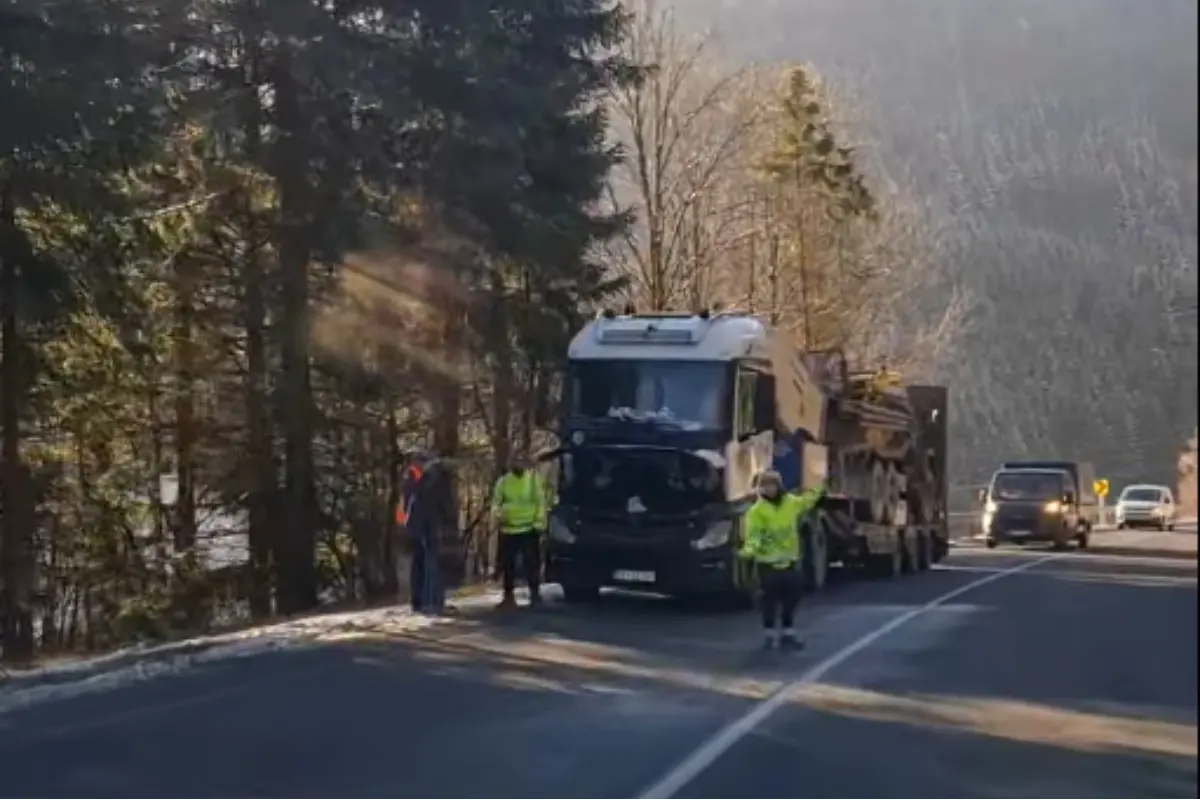 Foto: VIDEO: Na Donovaloch stojí odstavený kamión. Za zákrutou si ho všimnete neskoro, jazdite opatrne