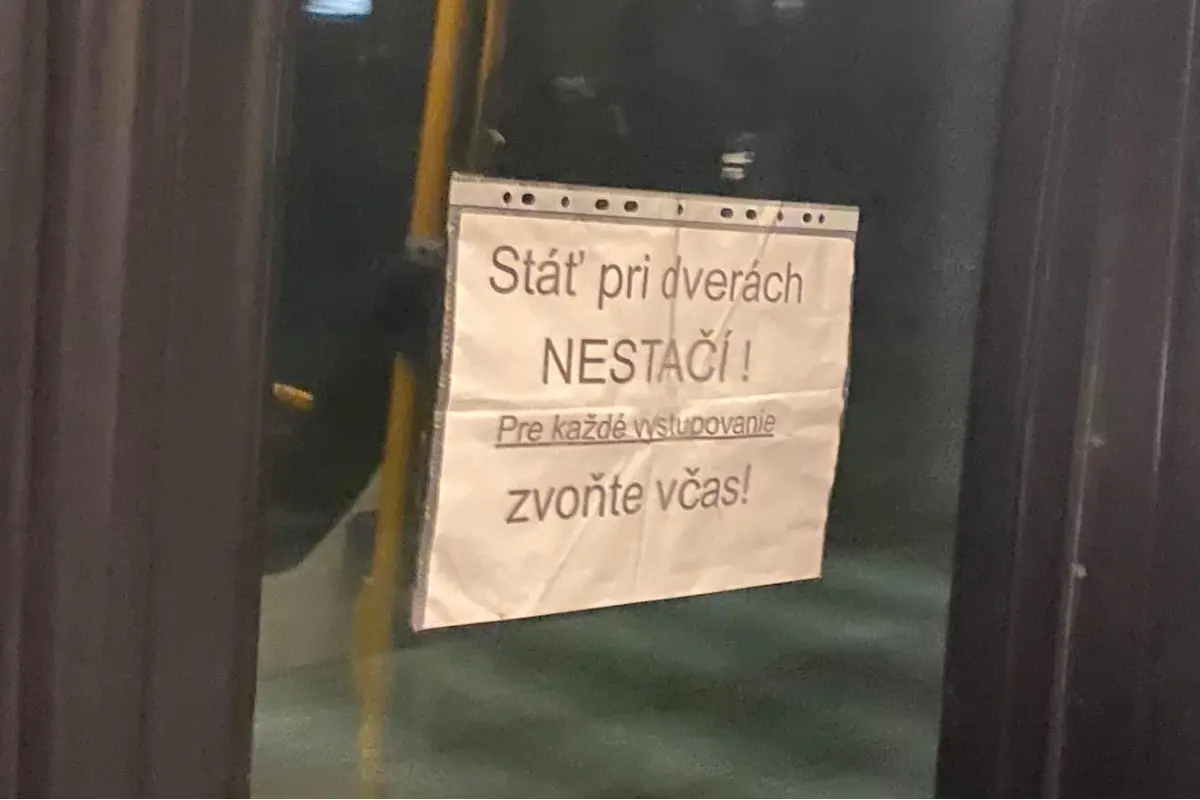 Foto: „STÁŤ PRI DVERÁCH NESTAČÍ!“, Banskobystričanom sa nepáči hrubý oznam v MHD, riešia najmä nepríjemný tón