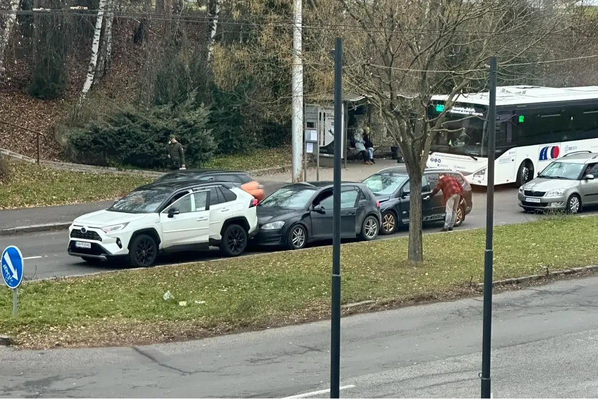 Foto: Dopravná nehoda na Sládkovičovej ulici v Bystrici, zrážka troch áut blokuje jeden jazdný pruh