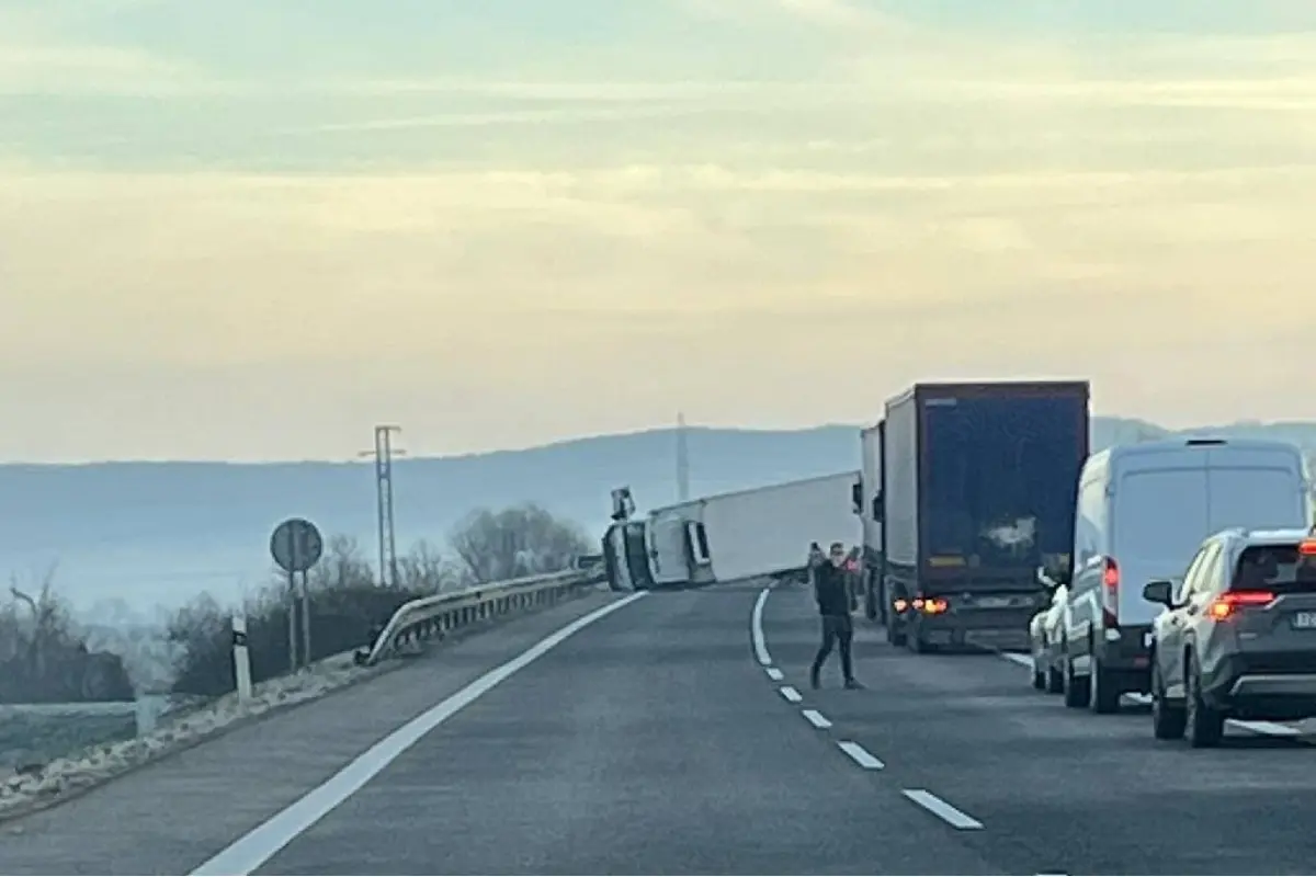 Foto: Tri autá a kamión sa zrazili pri Tornaľi. Nákladné auto sa prevrátilo, rýchlostná cesta R2 je neprejazdná