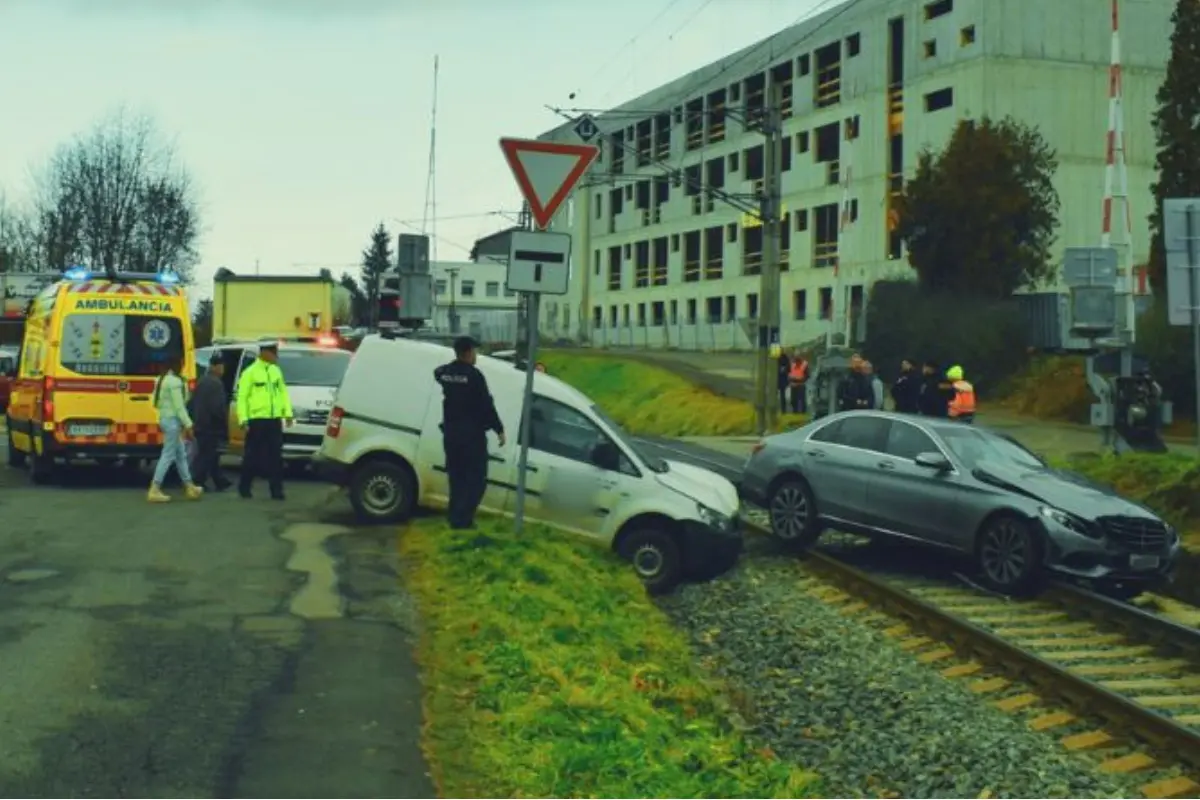 FOTO: Vo Zvolene sa zrazili dve autá, zranenia utrpela 60-ročná chodkyňa. Nehoda obmedzila vlakovú dopravu