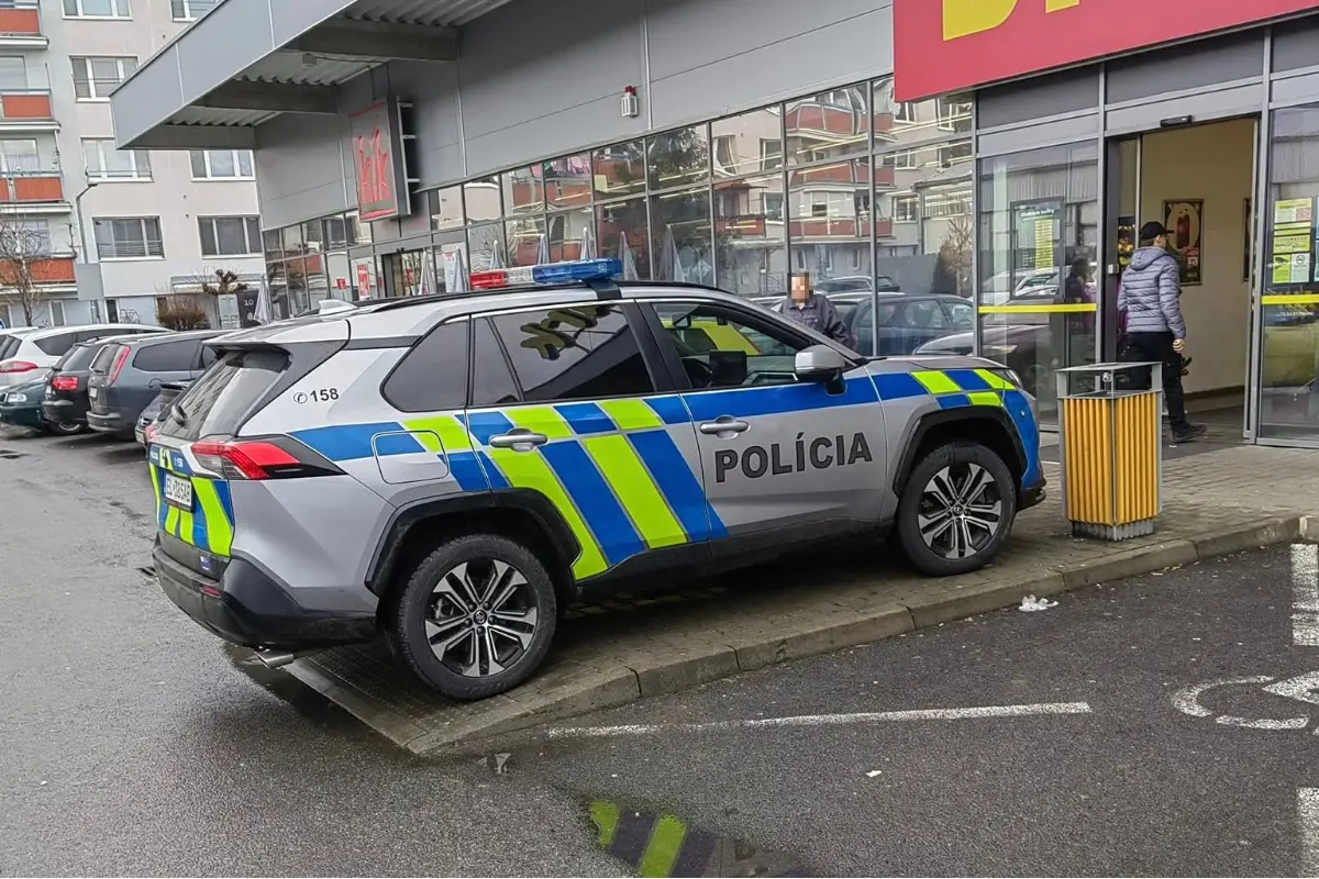 FOTO: Môže takto parkovať polícia v Krupine? Miroslava odpoveď policajta nahnevala