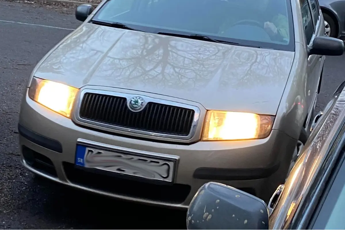 Foto: Vodič v Bystrici poškodil iné auto na parkovisku pred školou, namiesto ospravedlnenie zaútočil, to celé pred dieťaťom