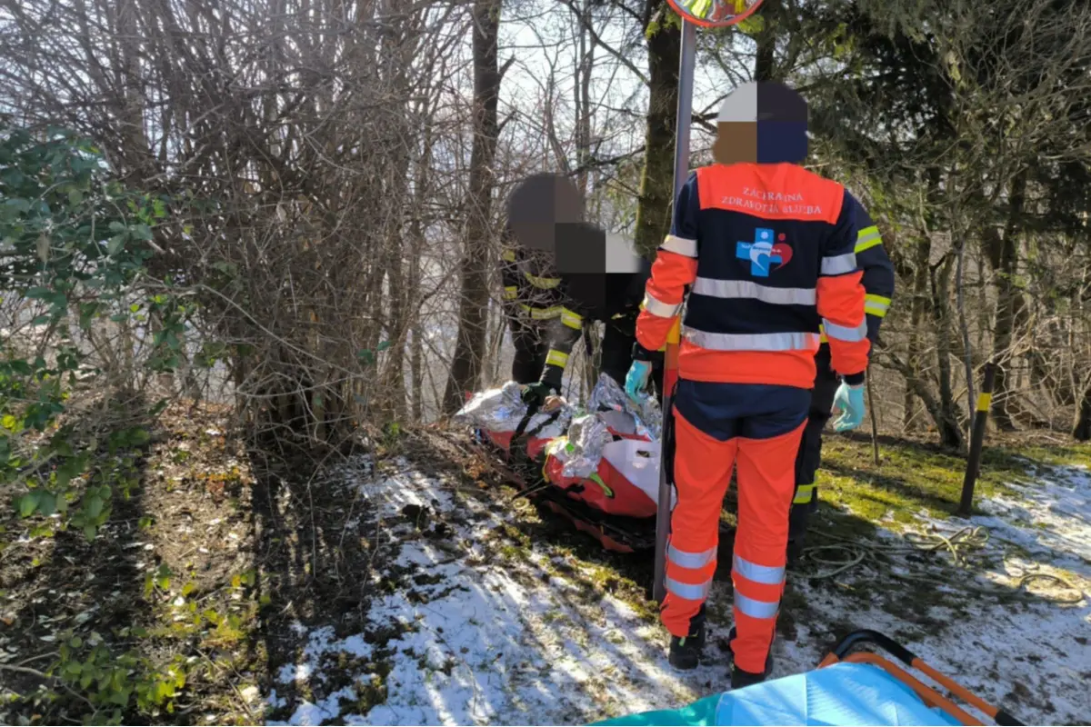 Foto: Muž z obce Nemecká sa pri vysypaní popola pošmykol a padal 30 metrov strmým svahom