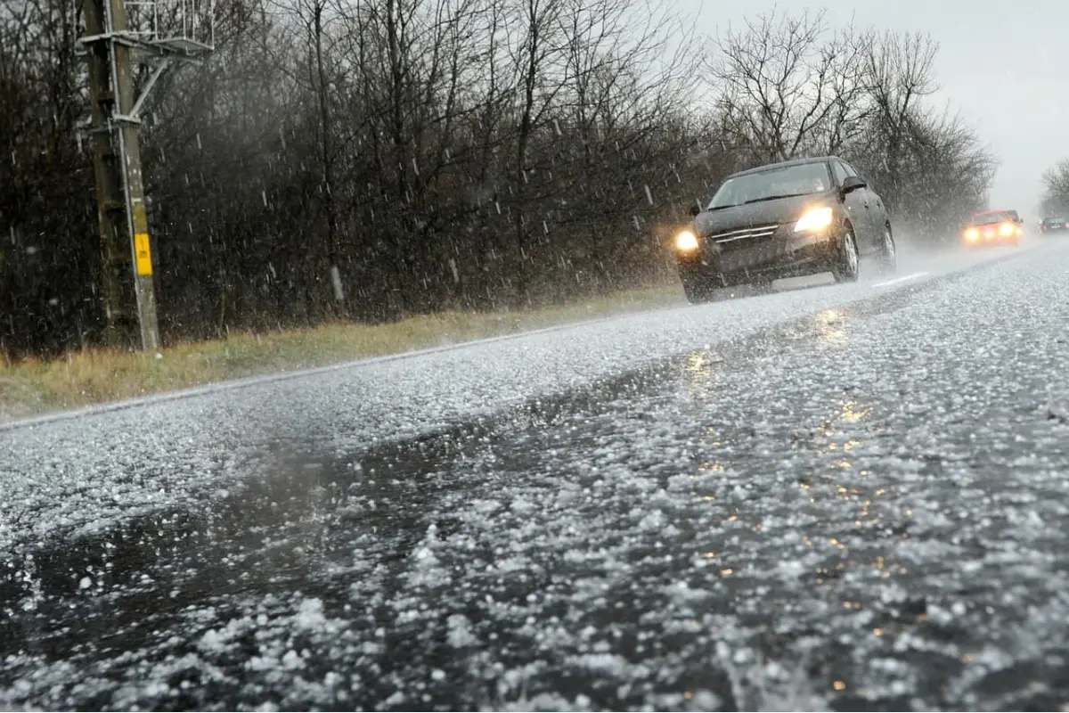 Foto: Vodiči, na horských priechodoch buďte opatrní. Vrchslatina aj Zbojská sú pokryté poľadovicou