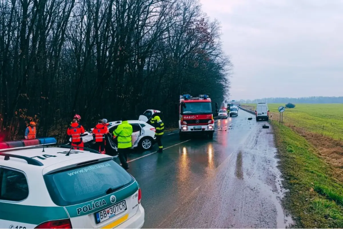 Foto: Pri Tomášovciach došlo k čelnej havárii. Traja cestujúci boli okamžite prevezení do nemocnice