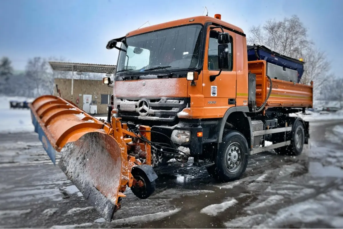 Foto: Sneženie komplikuje dopravu v Banskobystrickom kraji. Pozor na zníženú dohľadnosť, nezabudnite ani na snehové reťaze
