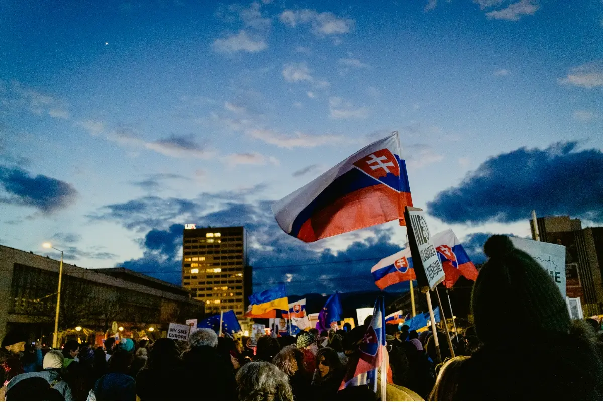 Foto: Protesty v Banskej Bystrici zasiahnu aj dopravu v centre mesta. Protestujúci zablokujú úsek na hlavnom ťahu