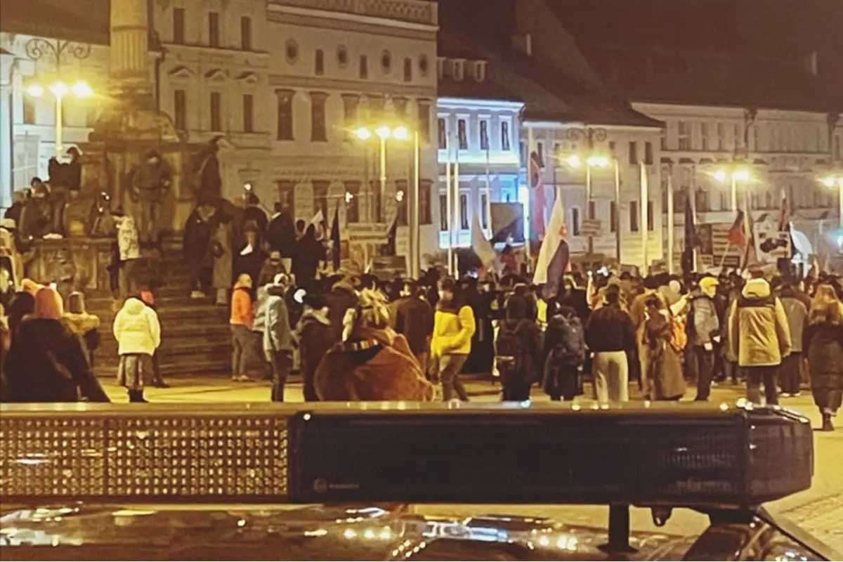 Foto: Protesty prebehli aj v troch mestách Banskobystrického kraja. Na námestiach sa zhromaždili tisícky nespokojných občanov