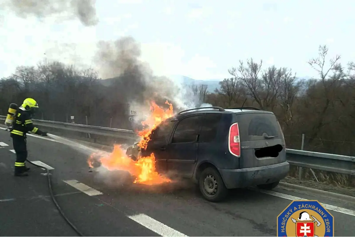 FOTO: Na R1 pri Žiari nad Hronom sa ocitlo auto v plameňoch, pomáhalo tam šesť hasičov