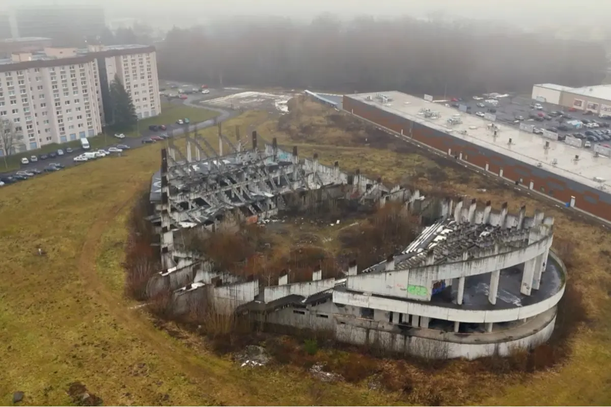 Foto: VIDEO: Nedokončená hala vo Zvolene chátra už viac ako 20 rokov. Je to strašiak mesta, tvrdia miestni