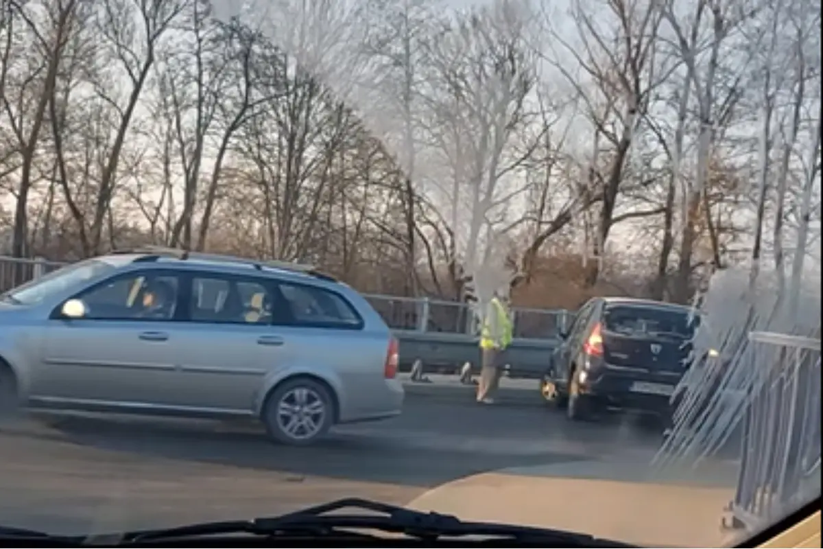 Foto: Na výjazde z Vlkanovej na Badín narazilo v zákrute auto do zvodidiel, rátajte so zdržaním