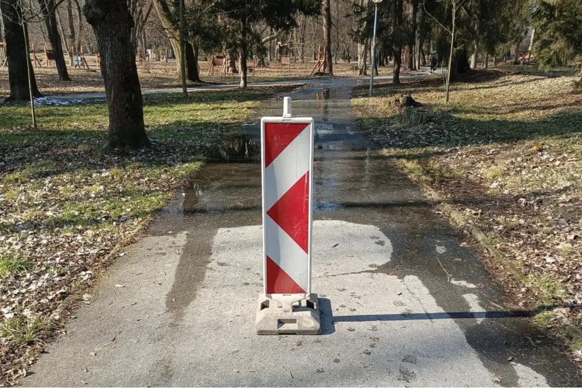 FOTO: V Lučenci pracujú na obnove unikátneho prítoku vody do mestského parku