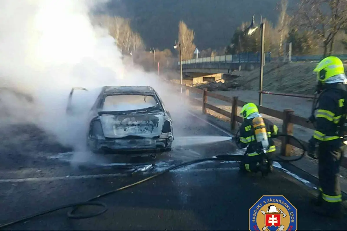 Foto: Z auta zostal len skelet. Pri požiari auta v Hronskej Breznici zasahovali siedmi hasiči