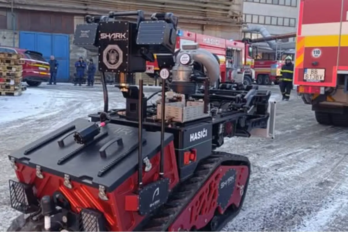 FOTO: Hasičom v breznianskom okrese pomáhal pri zásahu v hale, v ktorej vypukol požiar, robot