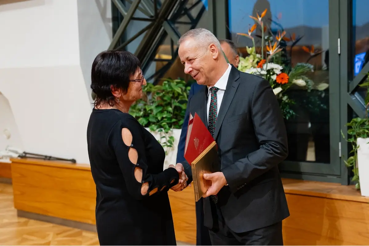 FOTO: Kým sa mesto prebúdza, oni už pracujú. Pracovníci ZAaRES z Bystrice si zaslúžili jubilejné ocenenia