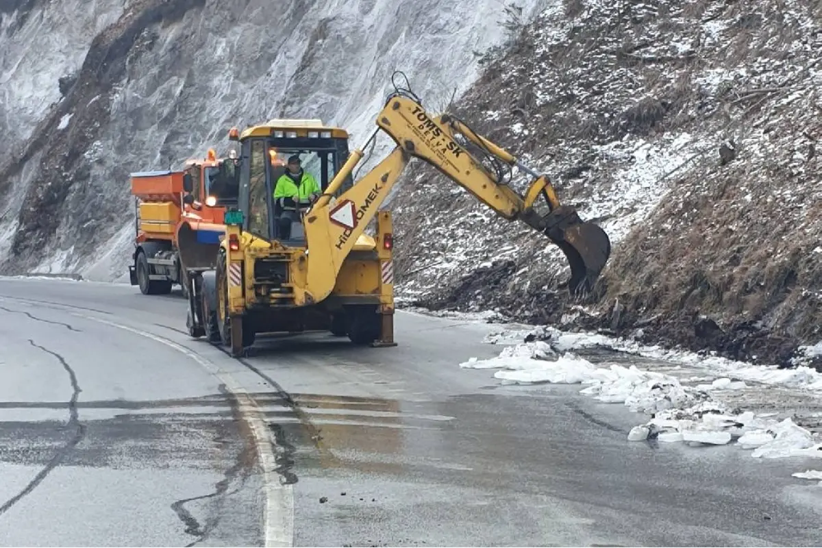 Foto: Na Šturci jazdite opatrne. Cestári čistia rigoly, blokujú jazdný pruh