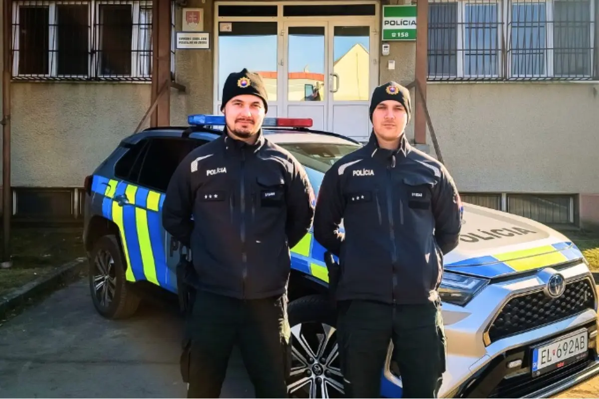 Foto: Hrdinský čin policajtov Richarda a Nikolasa zachránil 39-ročného muža v bezvedomí. Našli ho zamknutého v rodinnom dome